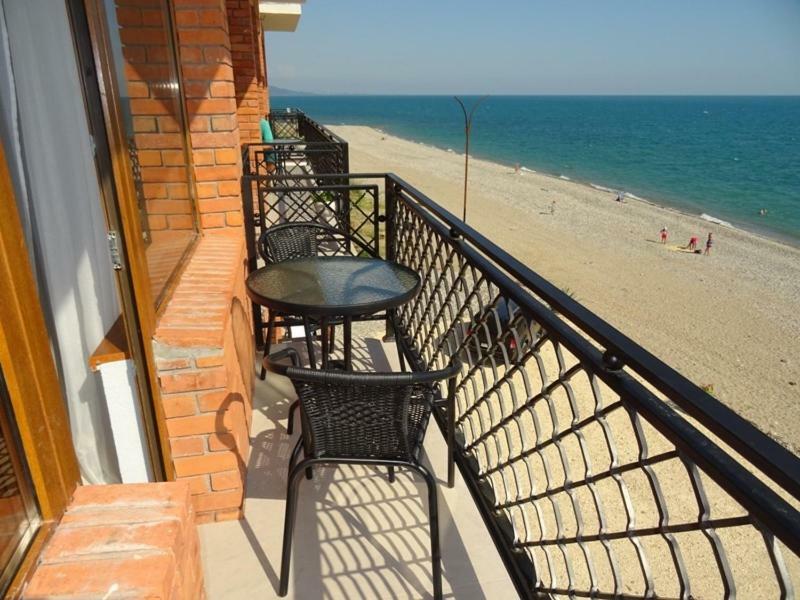 Leon Beach Hotel New Athos Экстерьер фото